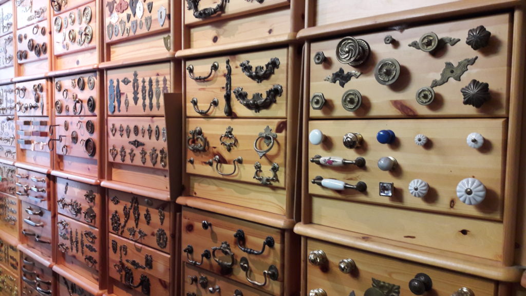 Materialen: Holz, Messing, Eisen, Nickel, Zinn, Perlmutt, Horn, Bein, Porzellan, Leder, Silber Schmuck 